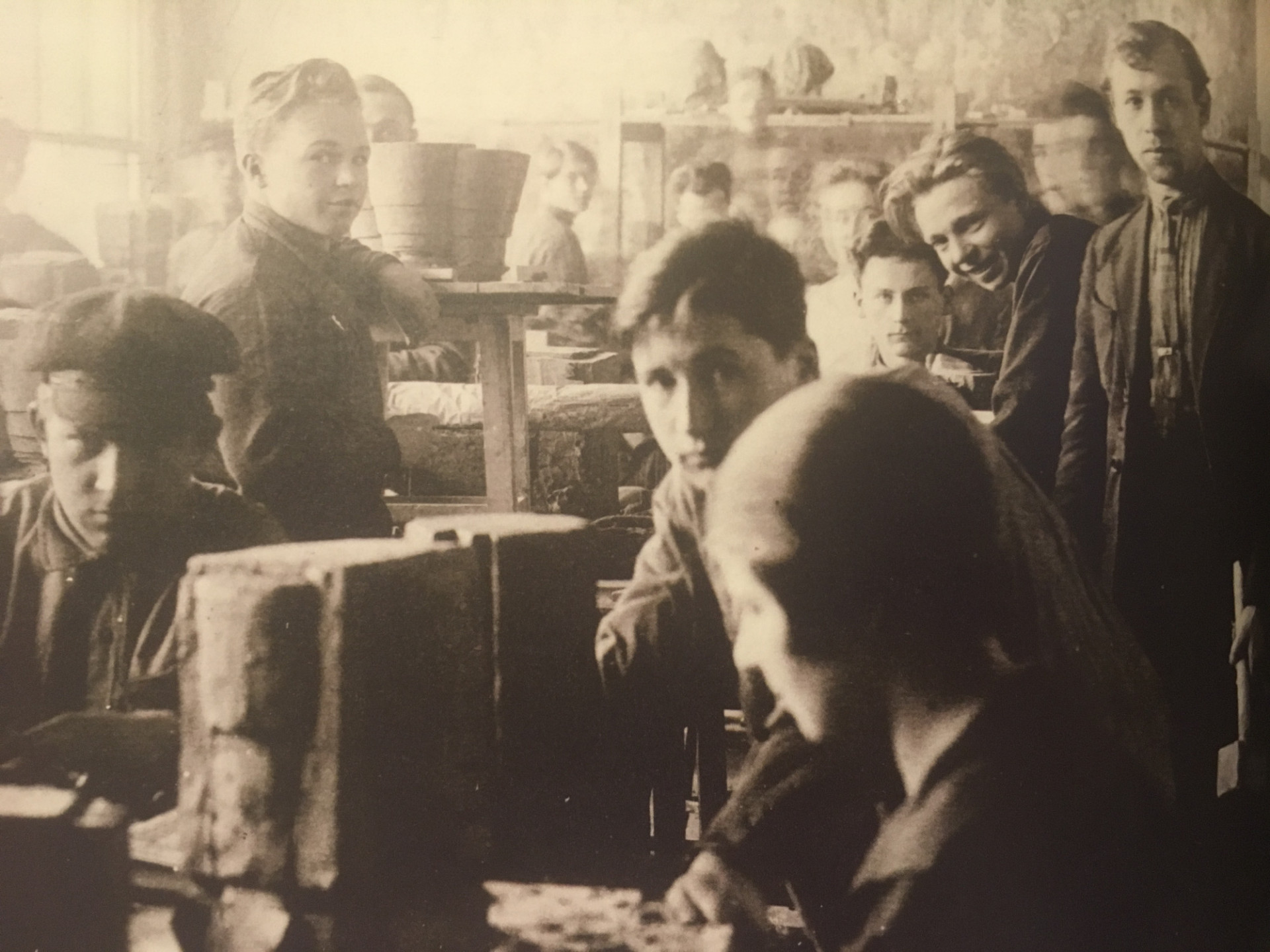 Студенты ВХУТЕМАСа на занятии по дисциплине «Пространство». Задание на выявление массы и веса. 1925 