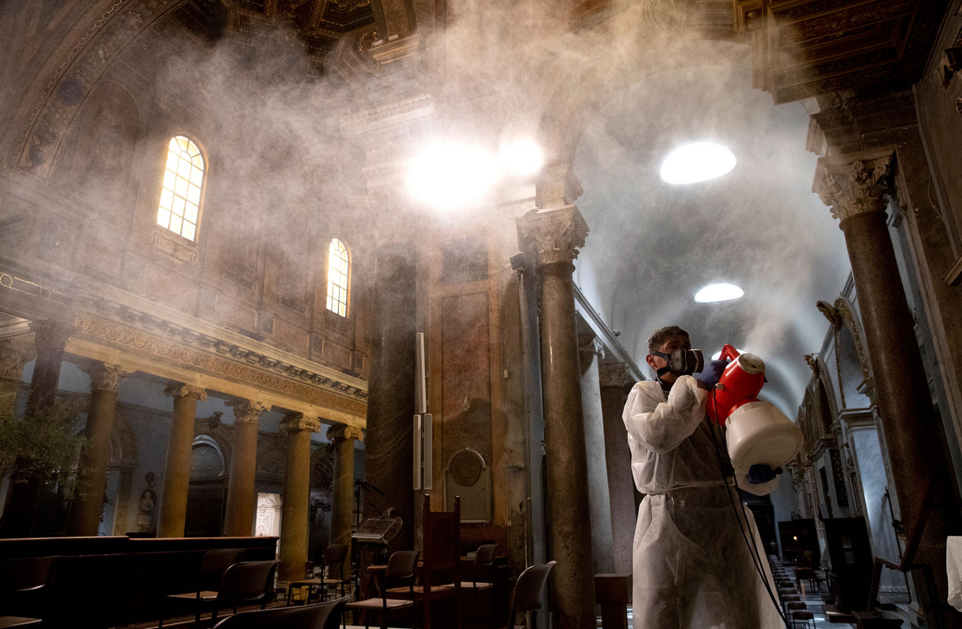 Дезинфекция базилики Санта-Мария-ин-Трастевере в Риме.