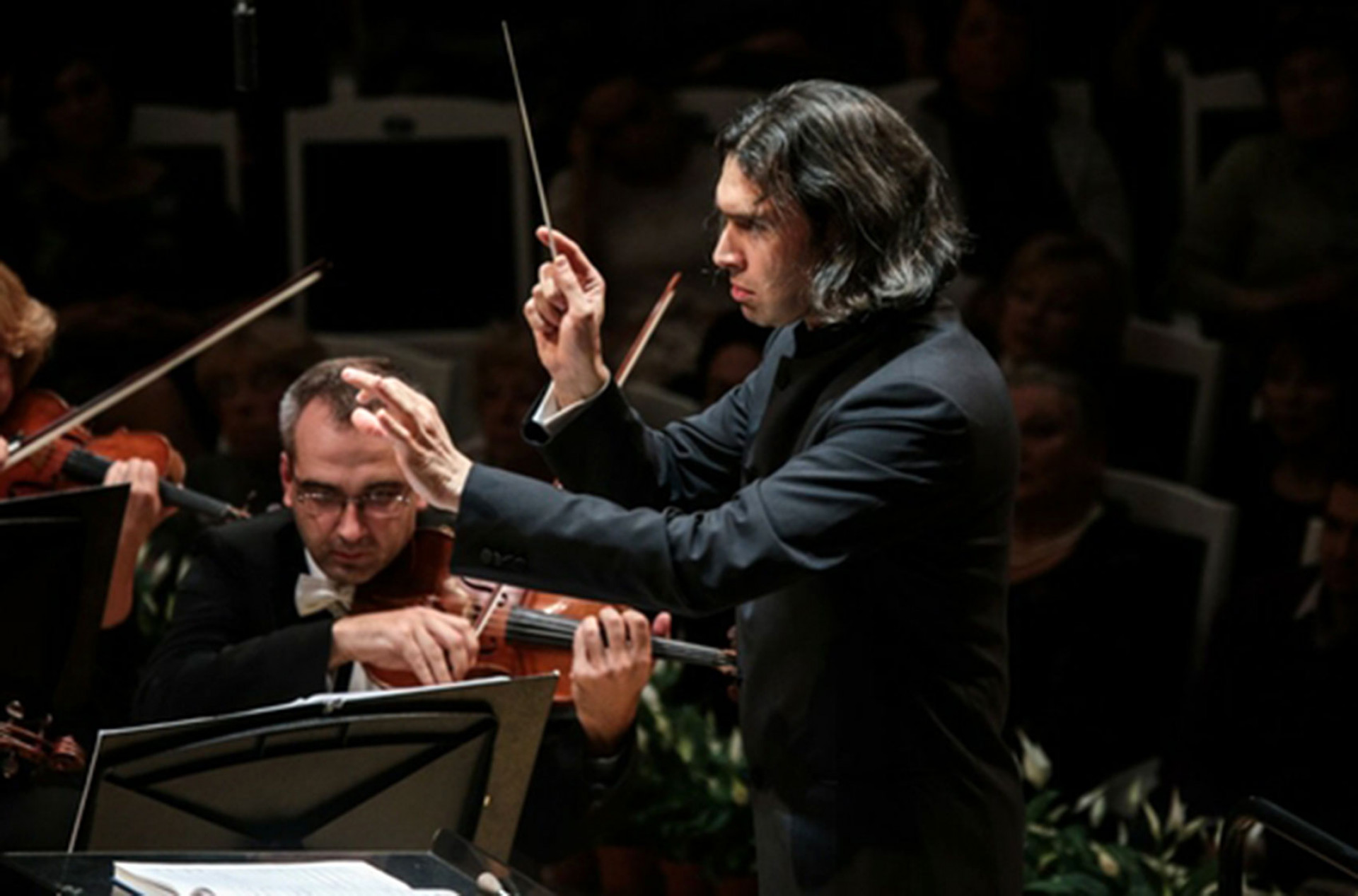 Владимир Юровский – дирижер и просветитель. Его словесные вступления перед концертами стали причиной лекционно-просветительского бума, как назвала это явление критик Екатерина Бирюкова