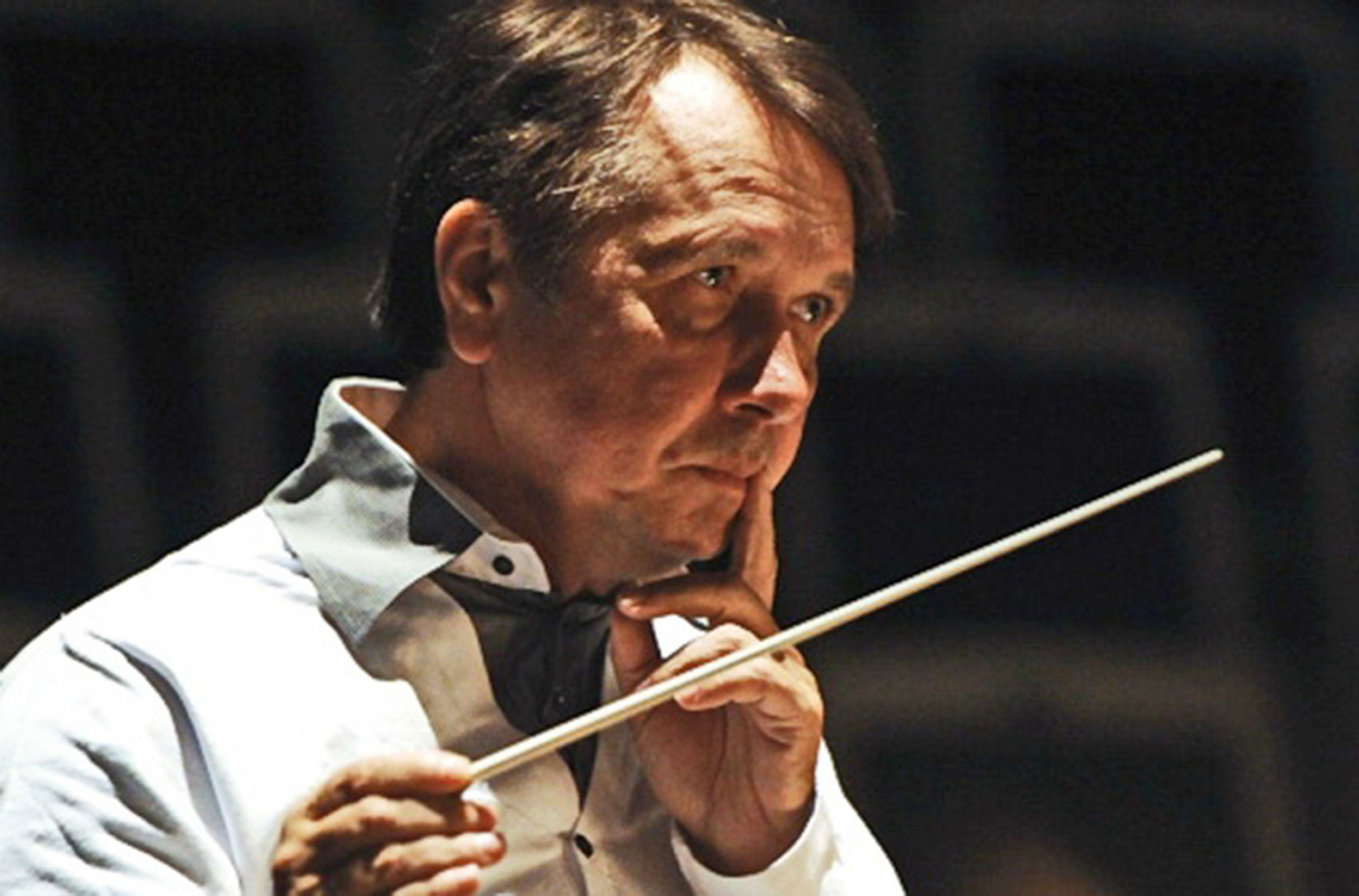 Михаил Плетнев, выдающийся пианист, ставший и дирижером основанного им Российского национального оркестра. Не обращайте внимания на имена композиторов в афише: в исполнении Плетнева все они прозвучат равно свежо