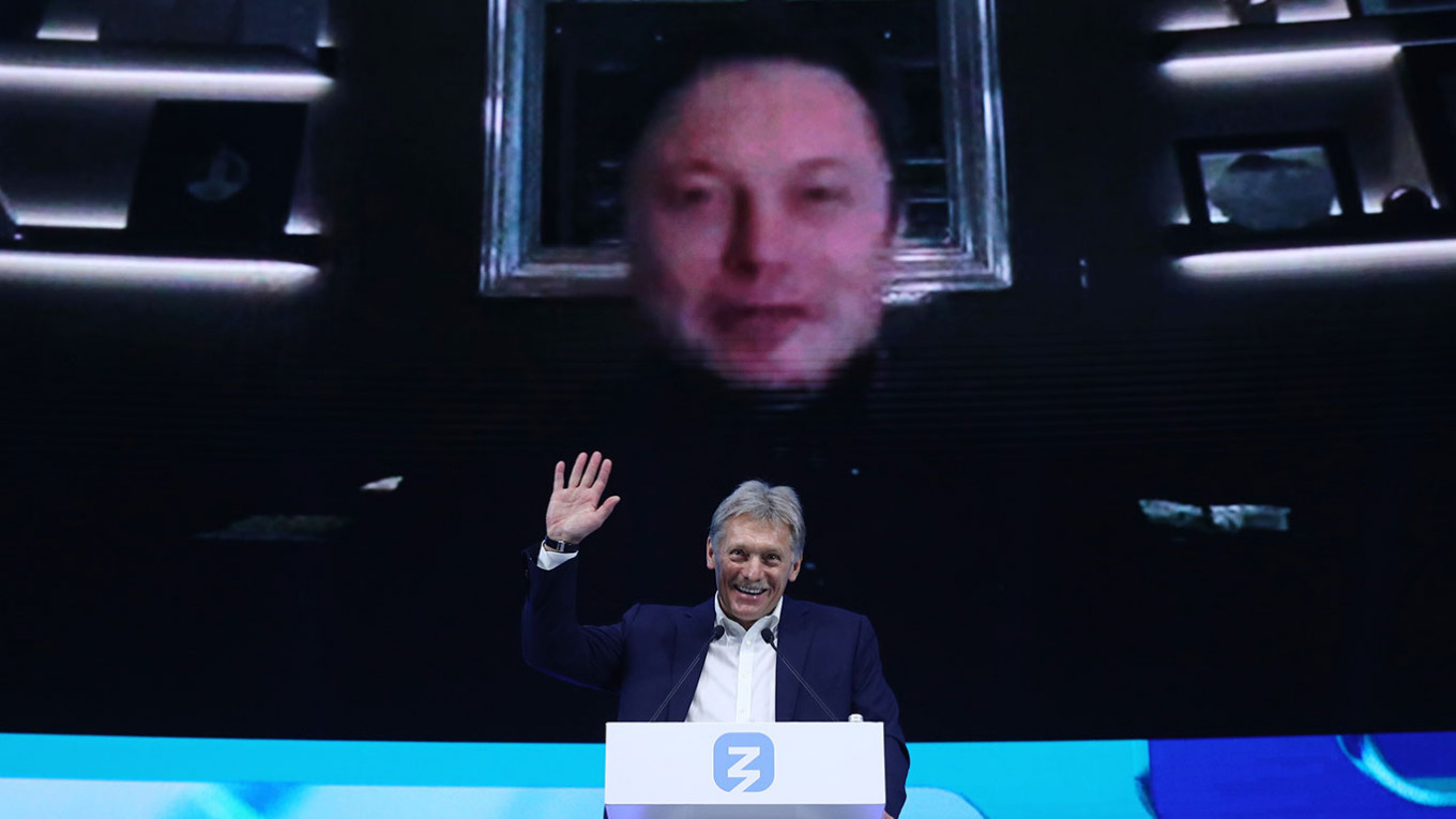 Пресс-секретарь президента России Дмитрий Песков на форуме «Новое знание» в Цифровом деловом пространстве (ЦДП). На экране — глава компаний Tesla и SpaceX Илон Маск