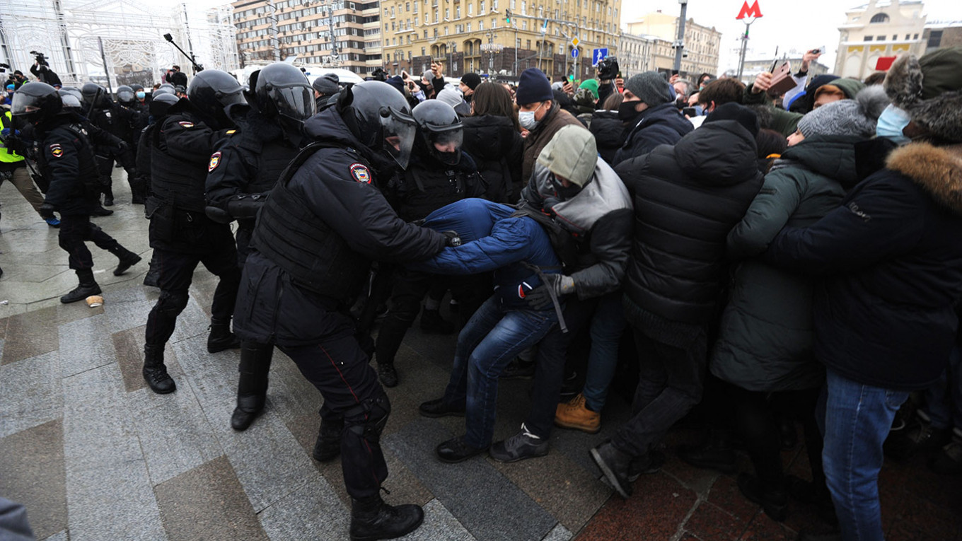 Акция в поддержку Навального в Москве на Пушкинской площади.