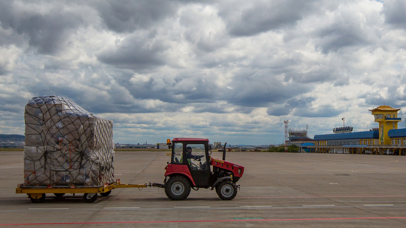 Разгрузка оборудования для больниц в аэропорту Улан-Удэ.