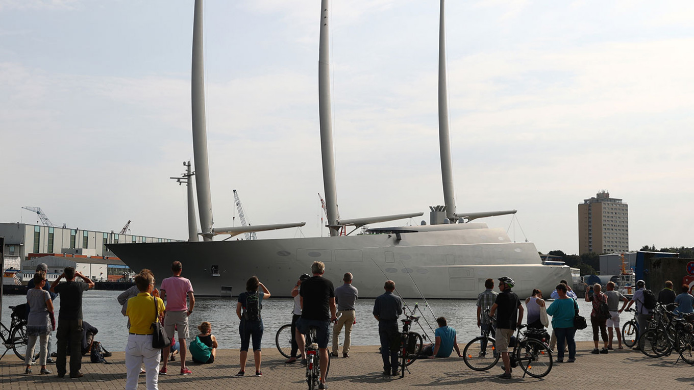 Самая большая в мире парусная яхта, принадлежащая российскому миллиардеру Андрею Мельниченко, на верфи в Киле