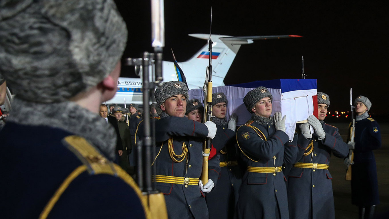 Встреча спецборта с телом посла России в Турции Андрея Карлова, убитого в Анкаре. 20 декабря 2016 