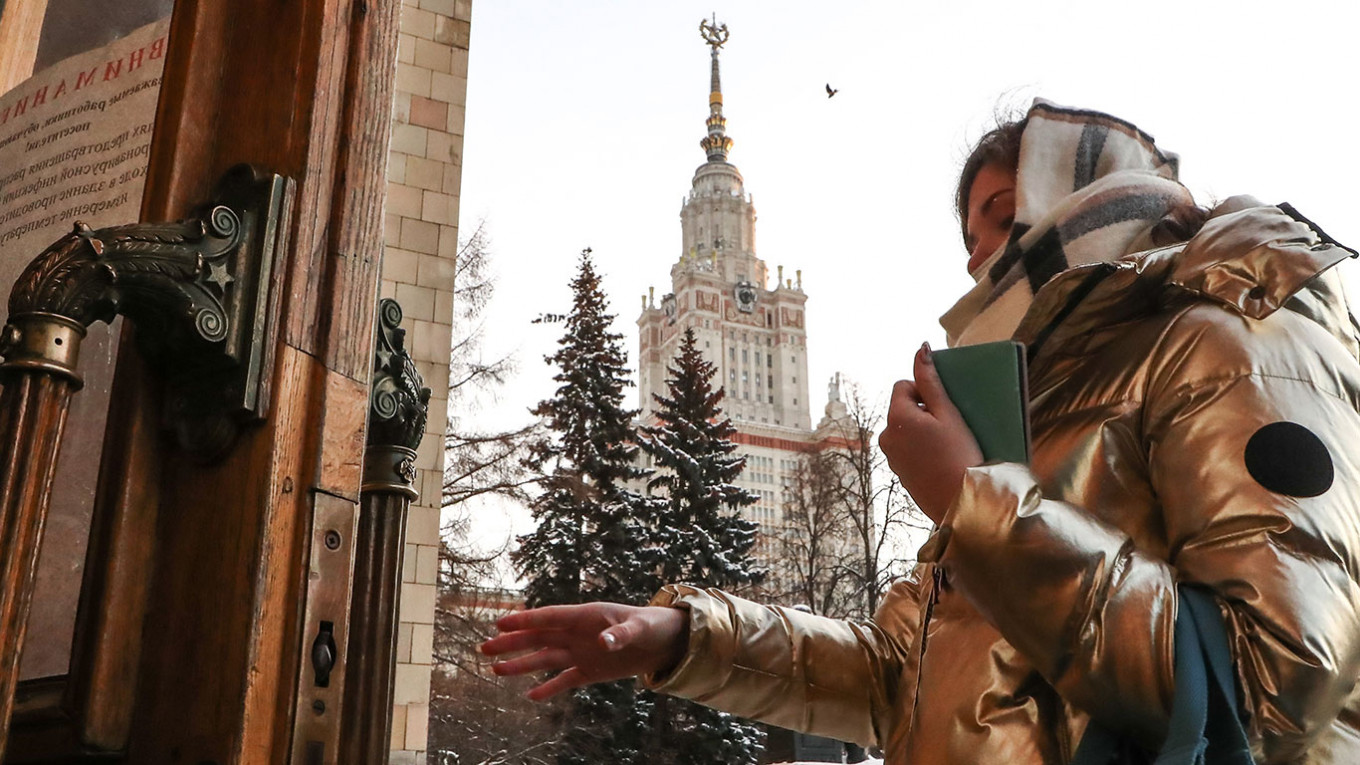 МГУ возобновил очные занятия для студентов