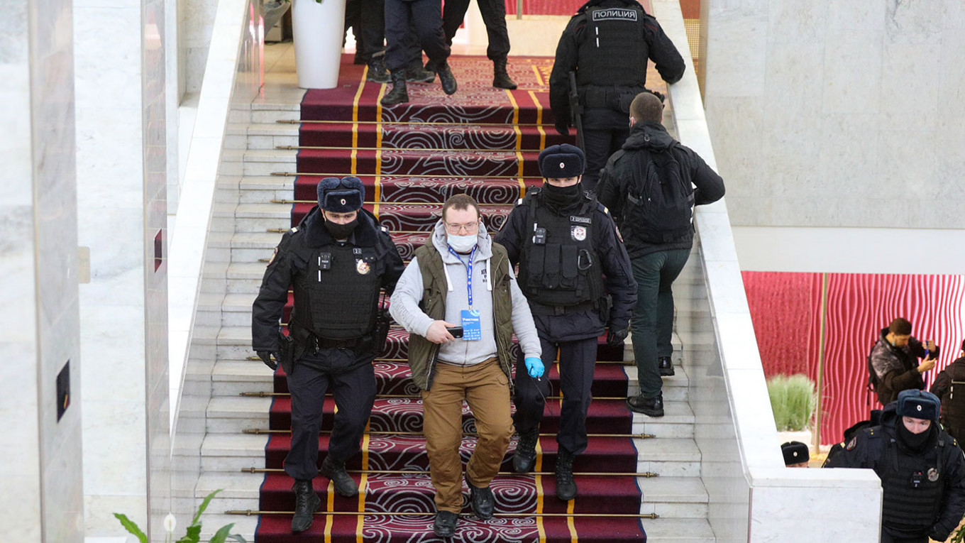 Первый форум независимых депутатов «Муниципальная Россия» в отеле «Измайлово Гамма-Дельта». Все муниципальные депутаты, которые были на съезде, задержаны