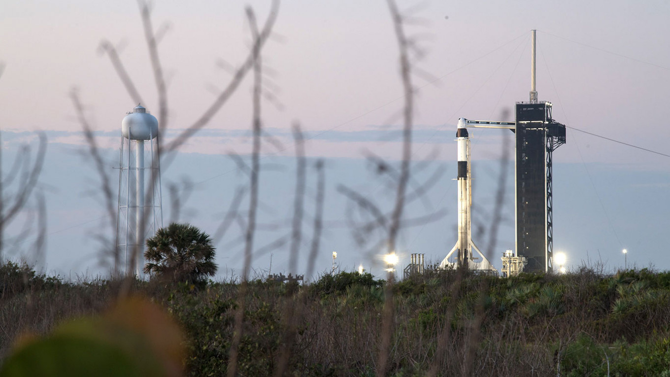 Ракета Falcon 9 готовится к старту