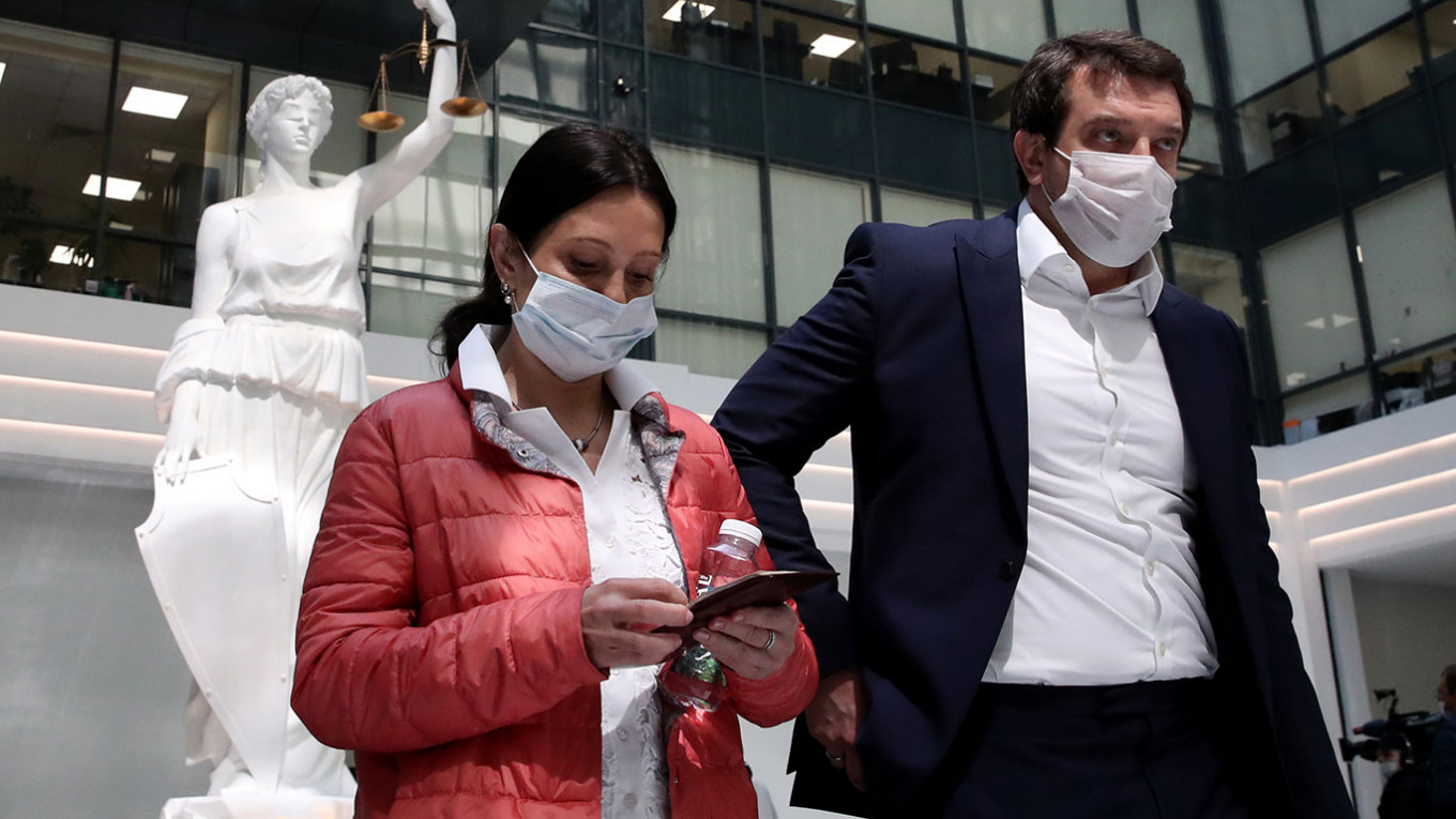 Исполняющая обязанности главного врача родильного дома №4 Елена Белая и ее адвокат 