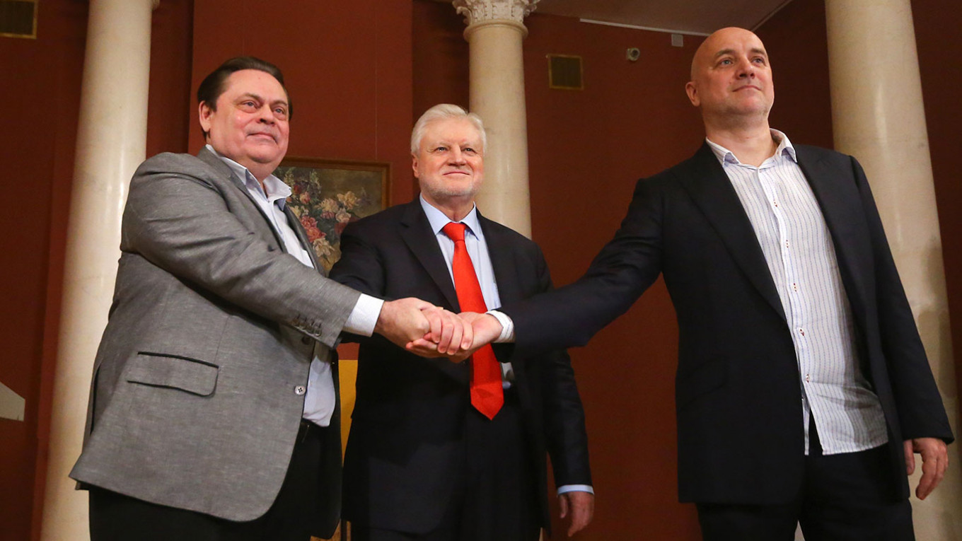 Председатель партии «Патриоты России» Геннадий Семигин, лидер партии «Справедливая Россия» Сергей Миронов и председатель партии «За правду», писатель Захар Прилепин (слева направо)