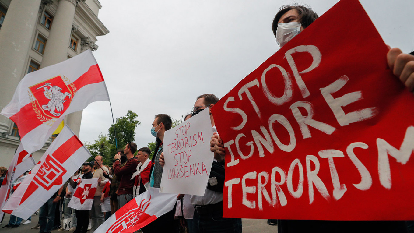 Акция против ареста основателя белорусского оппозиционного ресурса NEXTA Романа Протасевича в Киеве