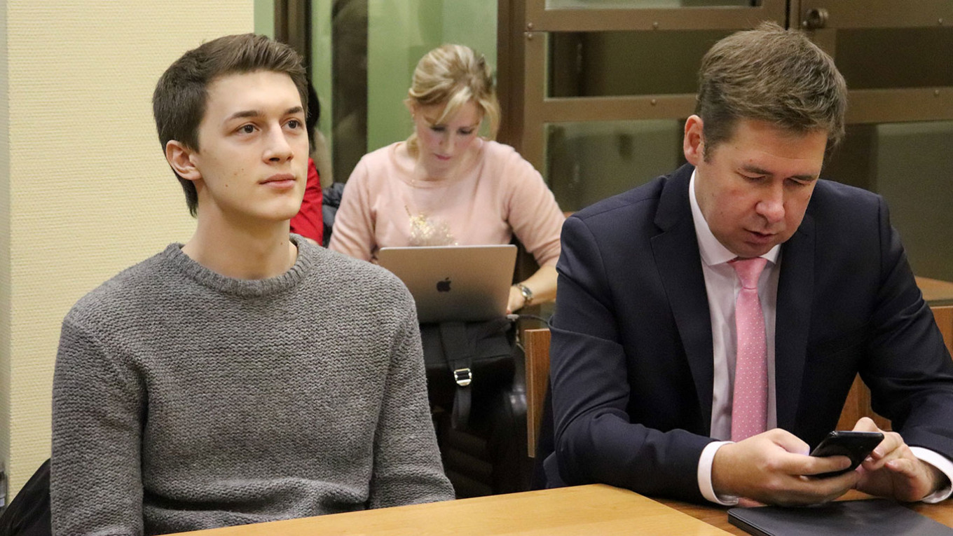 Егор Жуков (слева) в Кунцевском районном суде