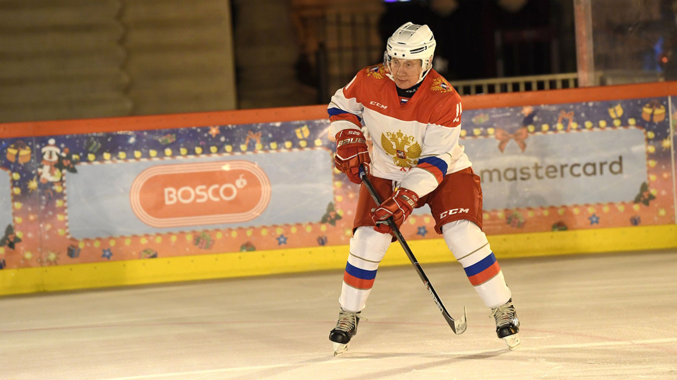 Владимир Путин на тренировке по хоккею на ГУМ-катке