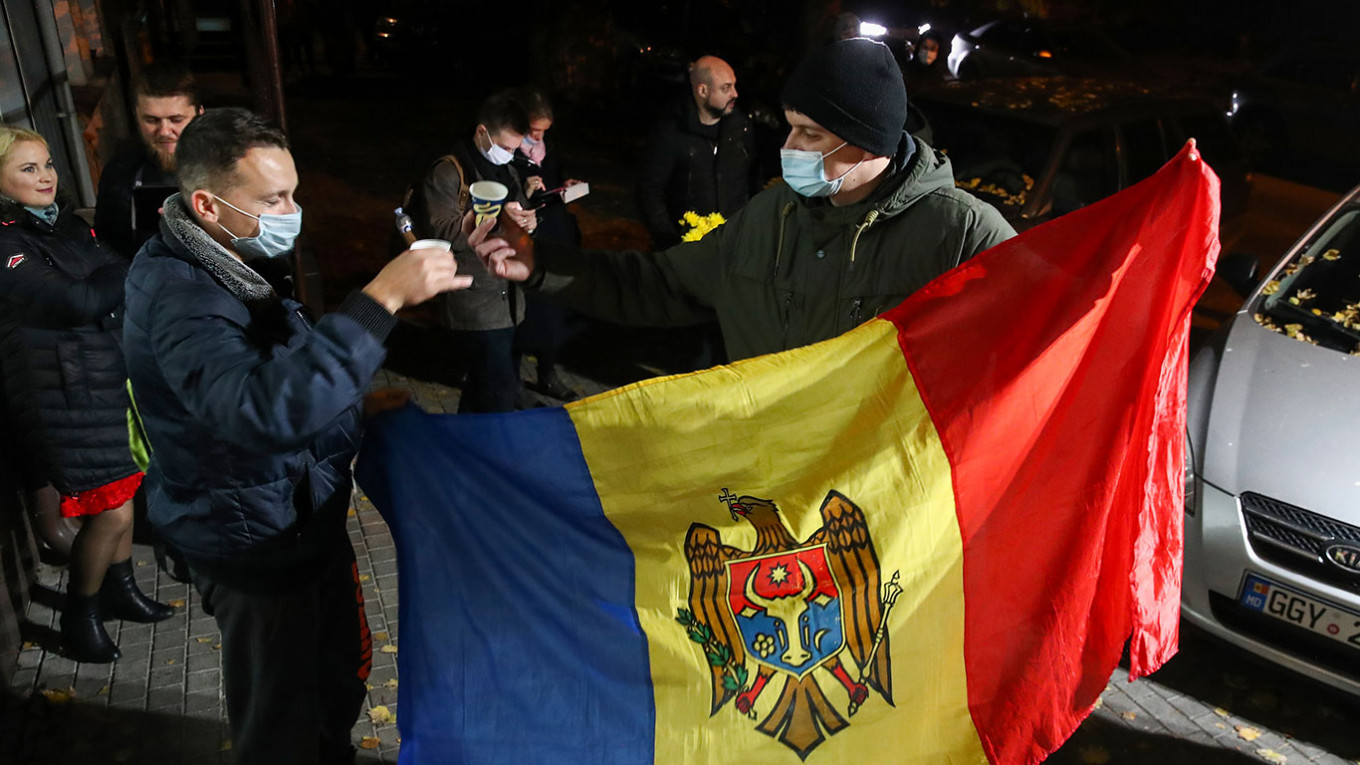 Сторонники кандидата в президенты Молдавии Майи Санду.