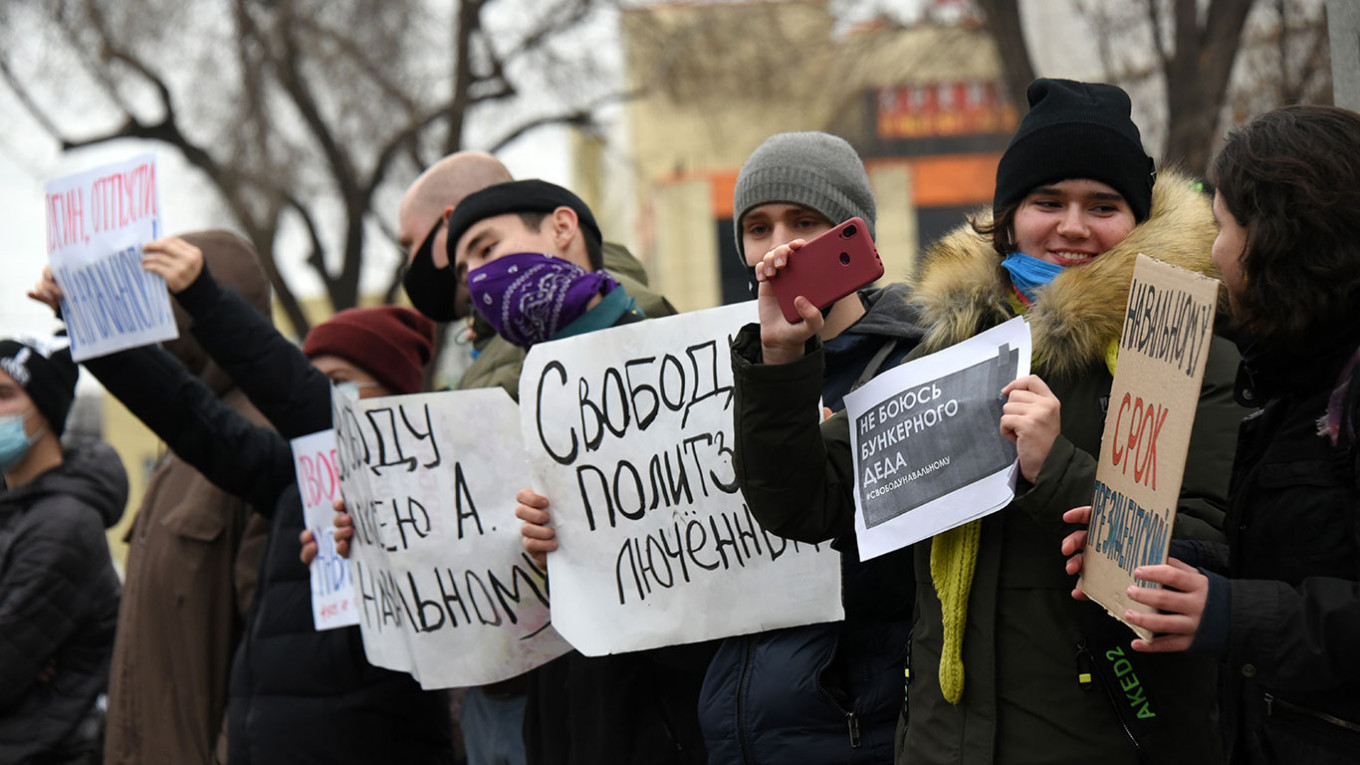 Акция в поддержку Навального в Астрахани