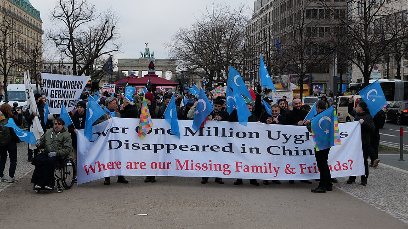 Демонстрация в защиту прав уйгуров 19 января 2020 г. в Берлине. Надпись на плакате: «Более миллиона уйгуров исчезли в Китае. Где наши пропавшие семьи и друзья?»