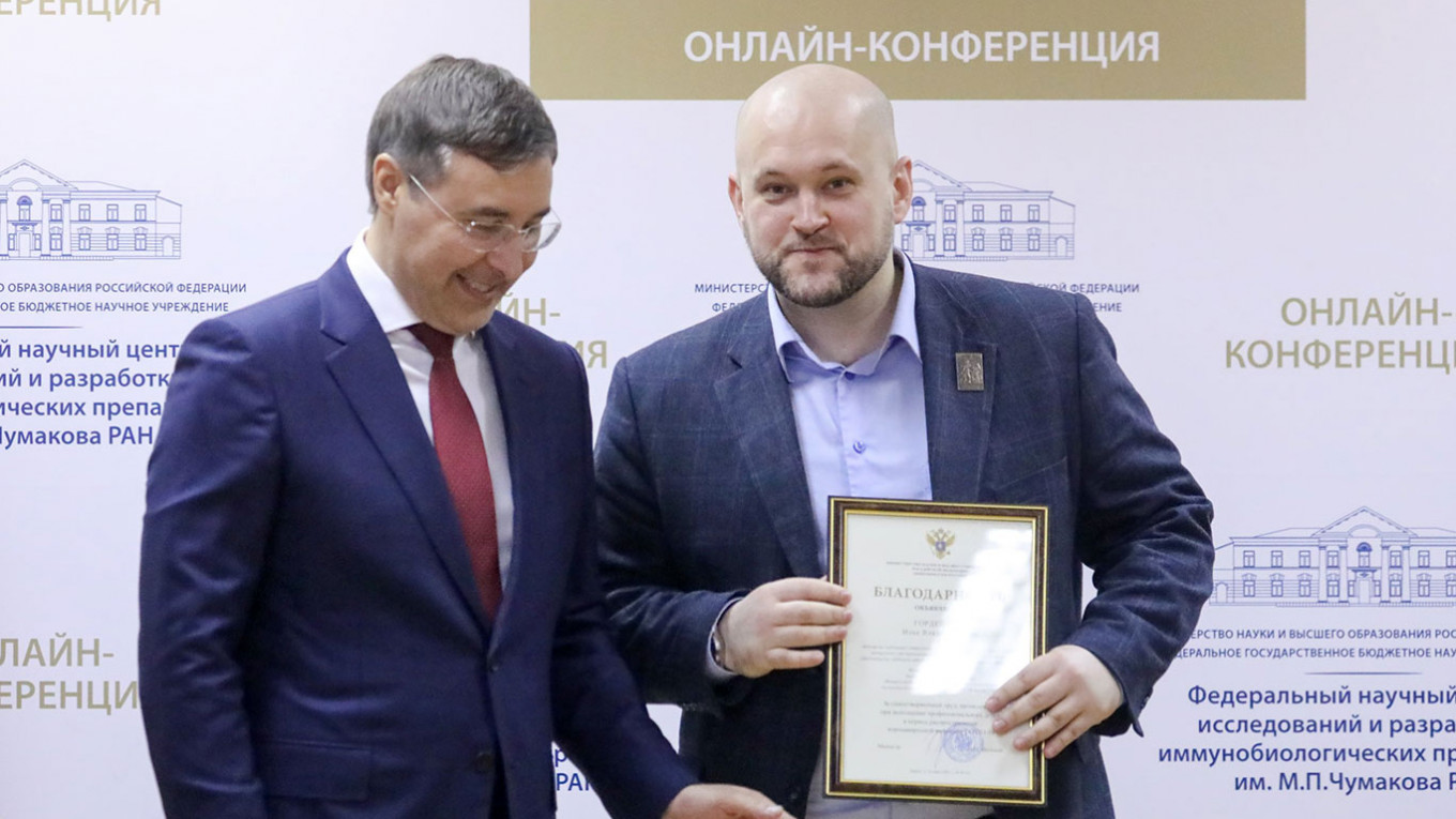 Встреча главы Минобрнауки России Валерия Фалькова (на фото – слева) с учеными – разработчиками вакцины «Ковивак»