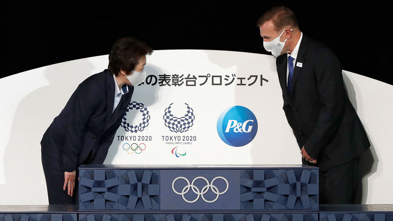 Глава оргкомитета «Токио-2020» Сэйко Хасимото и генеральный директор «Procter & Gamble Япония» Станислав Вецера