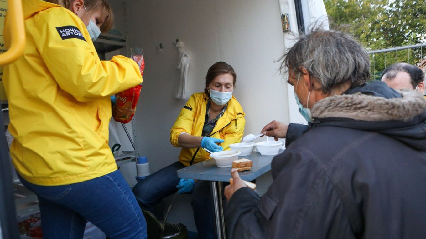 Автобус с благотворительной помощью бездомным людям от проекта «Ночлежка».