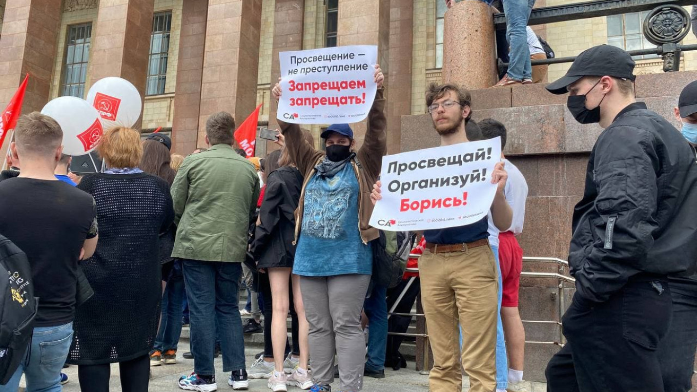 Протестующие на митинге против закона о просветительской деятельности