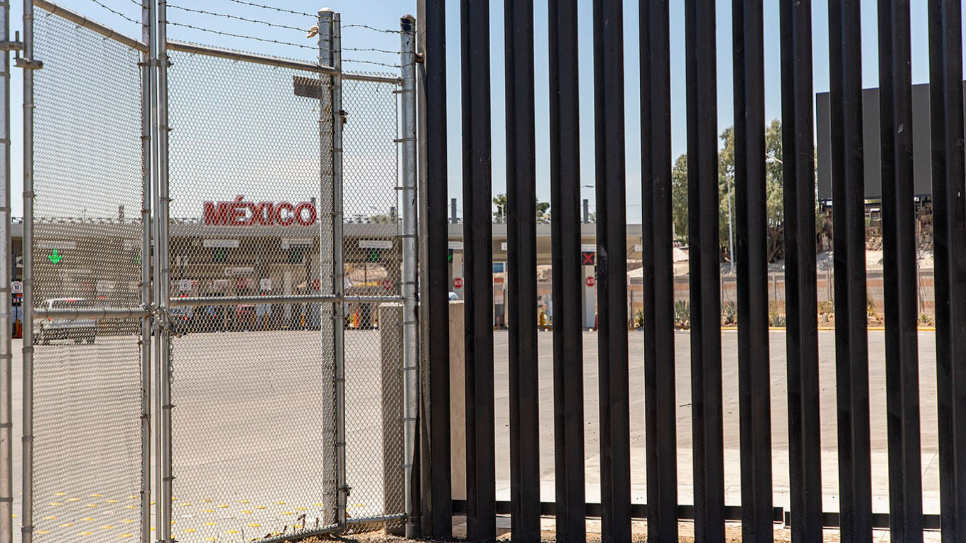 Стена на границе с Мексикой.