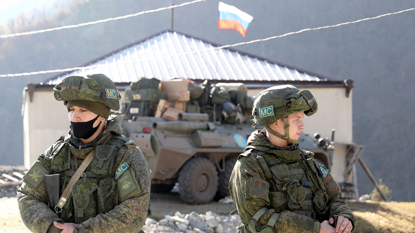 Российские миротворцы у армянского монастыря Дадиванка в Нагорном Карабахе.