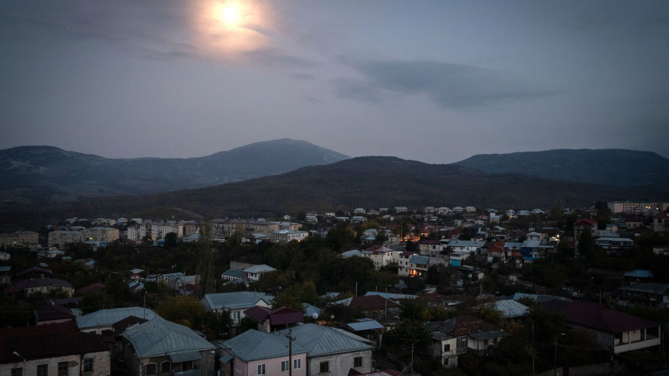 Азербайджанские войска остановились на расстоянии орудийного выстрела от Степанакерта (на фото) 