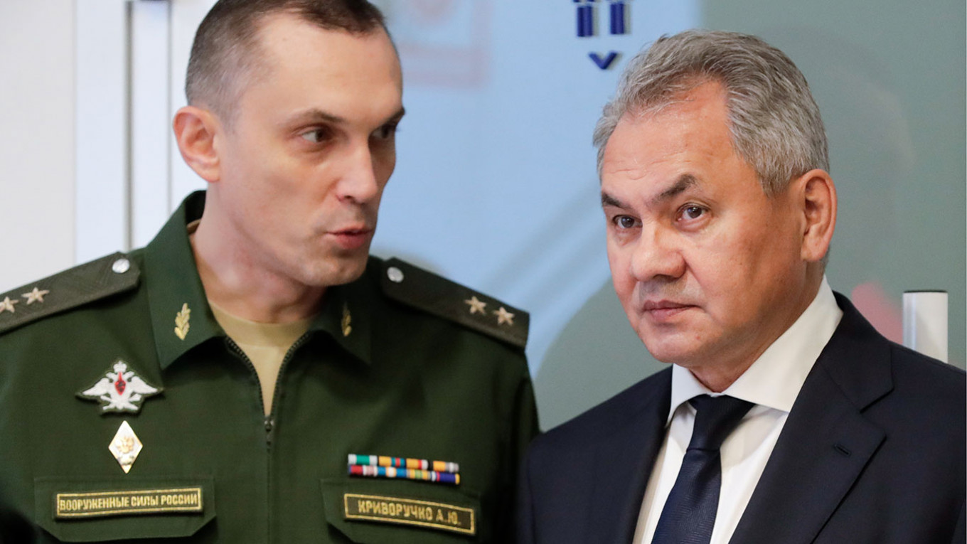 Министр обороны РФ Сергей Шойгу и заместитель министра обороны РФ Алексей Криворучко 
