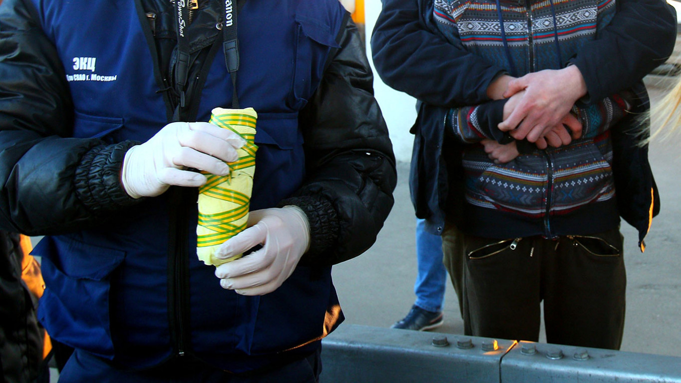 Сотрудник экспертно-криминалистического центра УВД 