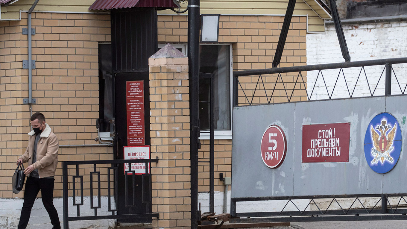 Адвокат Алексей Липцер у ИК №3 во Владимире, где находится Алексей Навальный