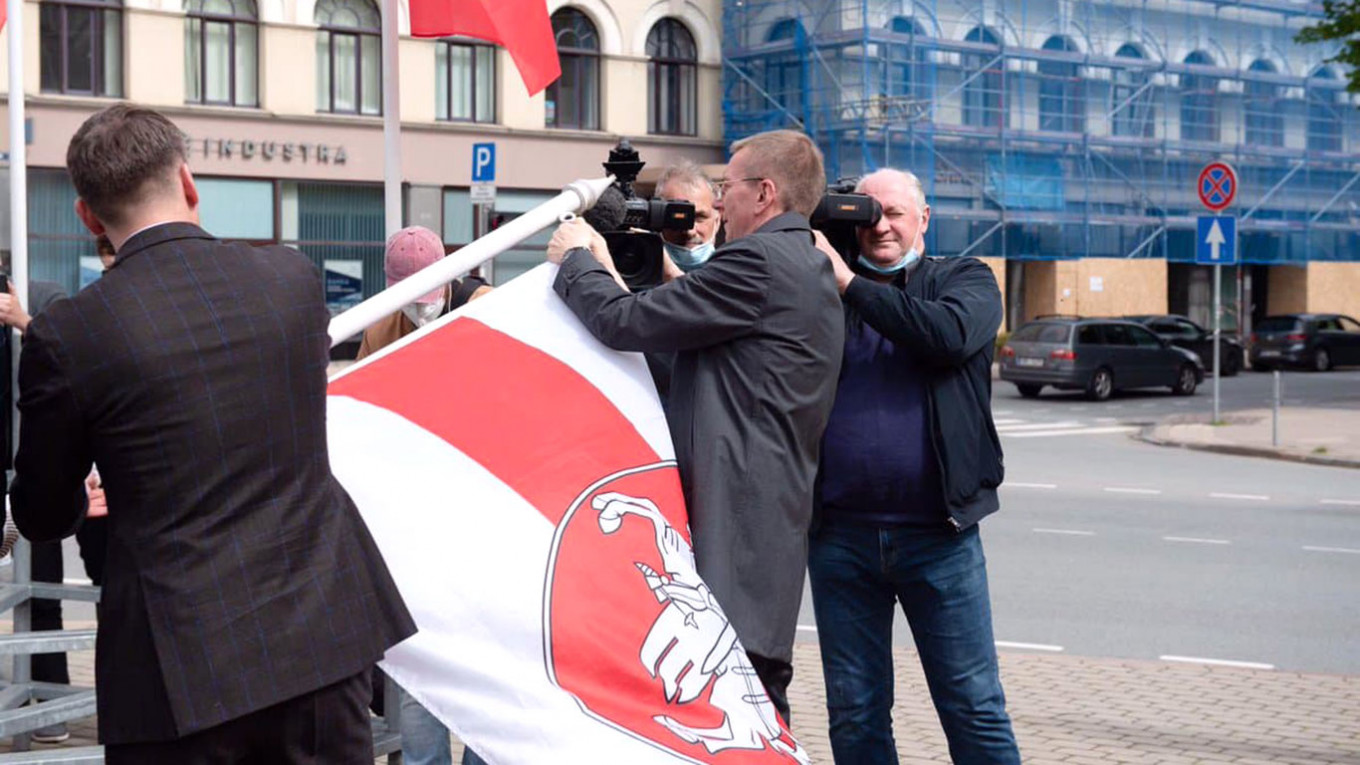 В Риге государственный флаг Белоруссии заменили на бело-красно-белый