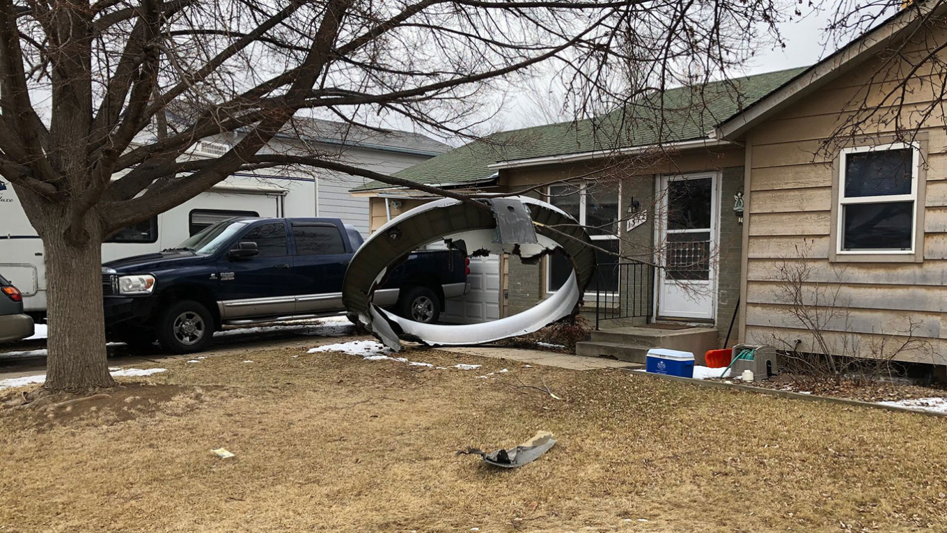 Пассажирский самолет Boeing 777 разбросал обломки обшивки над жилыми домами в пригороде Денвера после возгорания правого двигателя