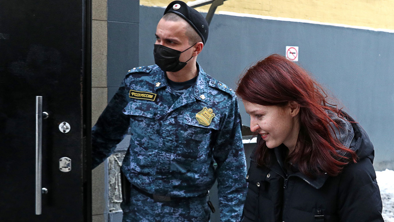 Пресс-секретарь оппозиционера Алексея Навального Кира Ярмыш у Савеловского суда.