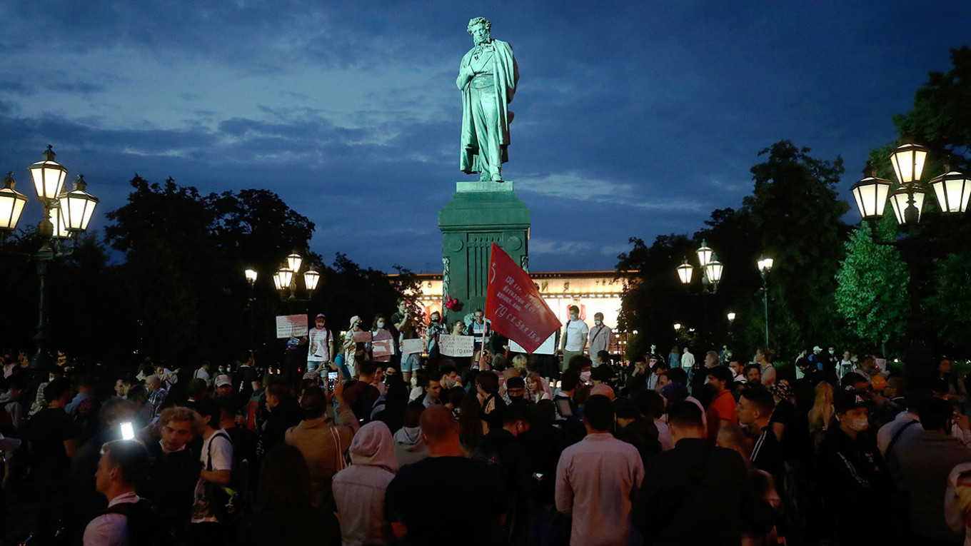 Участники встречи движения «Нет» на Пушкинской площади в день общероссийского голосования по поправкам в Конституцию РФ.