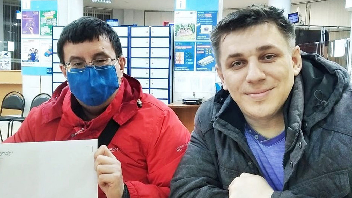 Андрей Боровиков (справа) с адвокатом