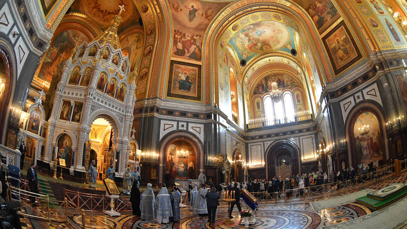 Литургия в храме Христа Спасителя