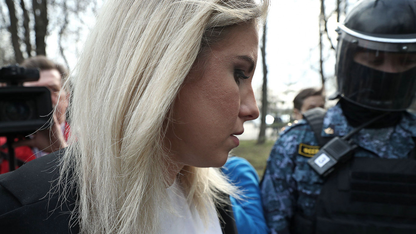 Любовь Соболь у Перовского районного суда