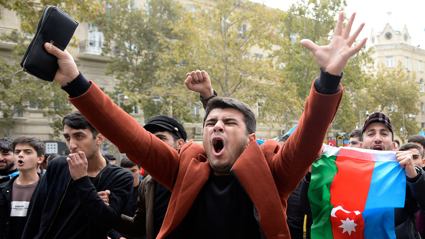 Баку, Азербайджан. Местные жители празднуют завершение войны в Нагорном Карабахе