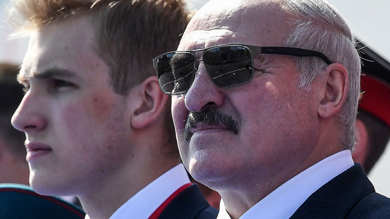 Александр Лукашенко и его сын Николай