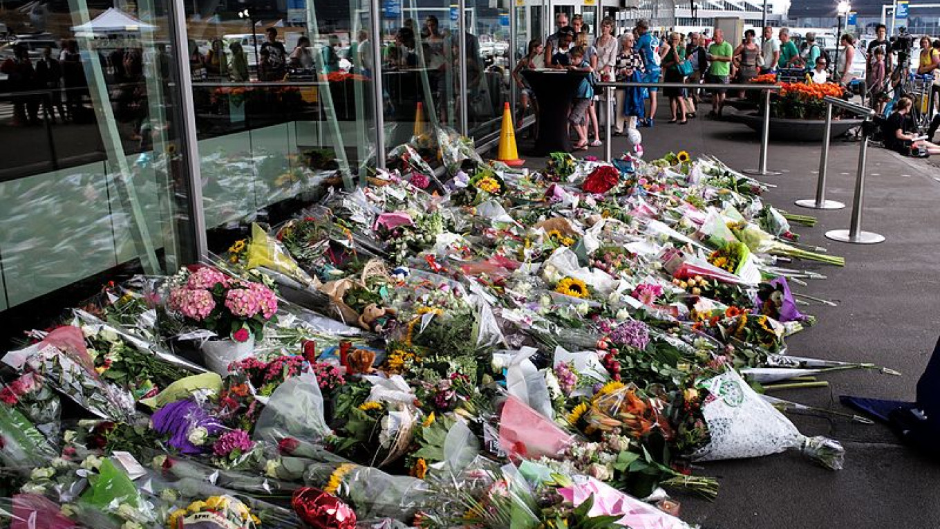 Мемориал в аэропорту Амстердама Схипхол в память о жертвах авиакатастрофы Boeing 777 авиакомпании Malaysia Airlines