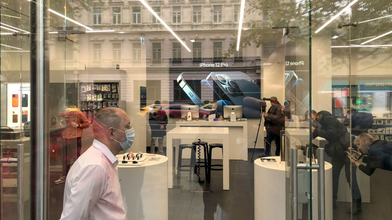 Очередь покупателей за новыми iPhone 12.