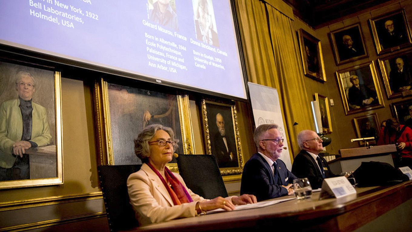 роберт пенроуз. харви альтер майкл хоутон и чарльз райс. пол милгром нобелевская премия. харви уолтер майкл хаутон и чарльз райс. нобелевская премия чарльз райс.