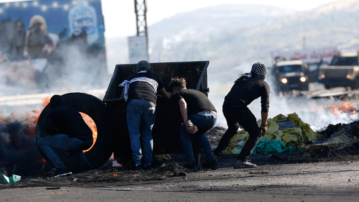 Столкновения палестинцев с израильскими военными у города Наблус на Западном берегу реки Иордан