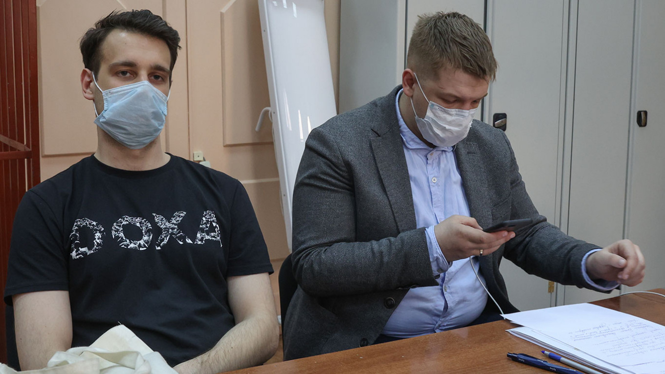 Журналист студенческого журнала DOXA Владимир Метелкин (слева) в Басманном суде