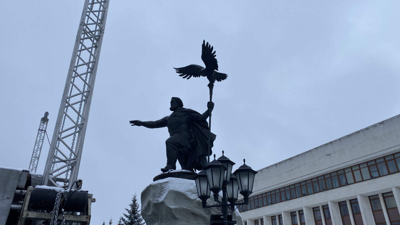 Иван Третий, основатель русского государства, занял место Владимира Ленина, основателя советского государства.