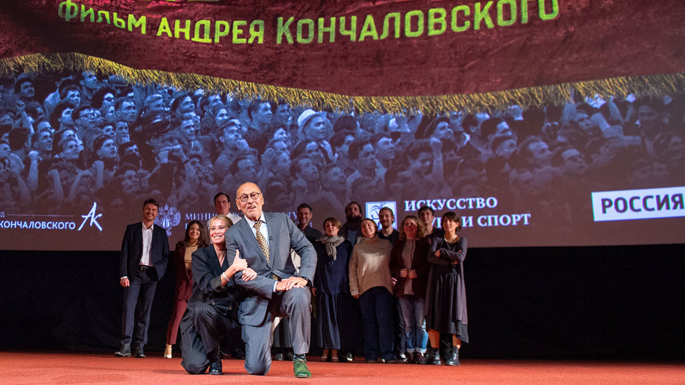 Режиссер Андрей Кончаловский и актриса Юлия Высоцкая на премьере фильма «Дорогие товарищи!».