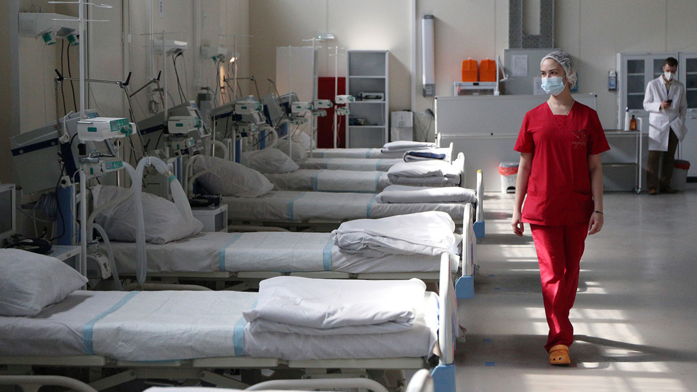 Временный госпиталь для больных коронавирусом в выставочном центре «Ленэкспо» в Санкт-Петербурге