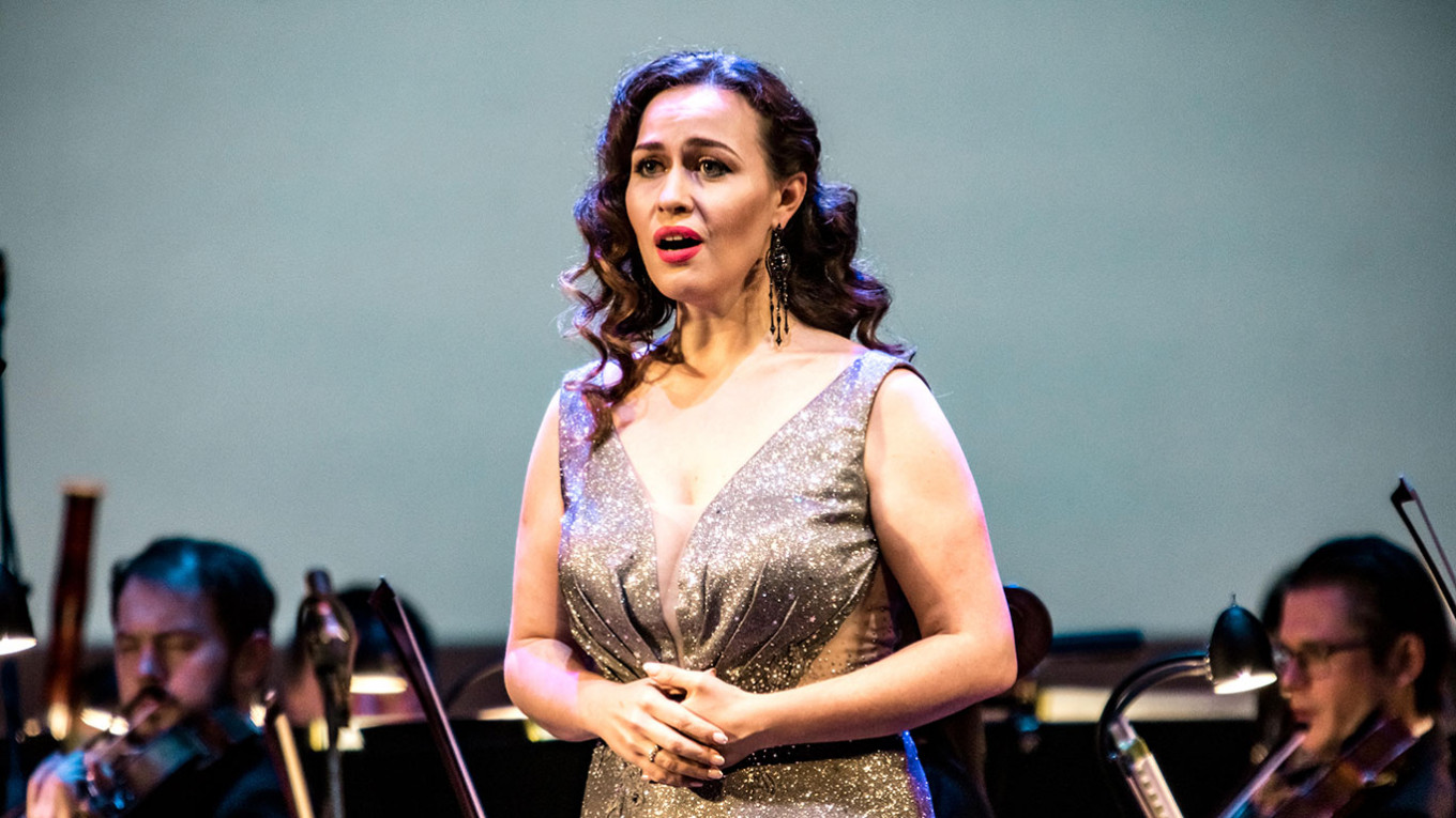 Елене Стихиной не надо даже менять костюм, чтобы создать образ