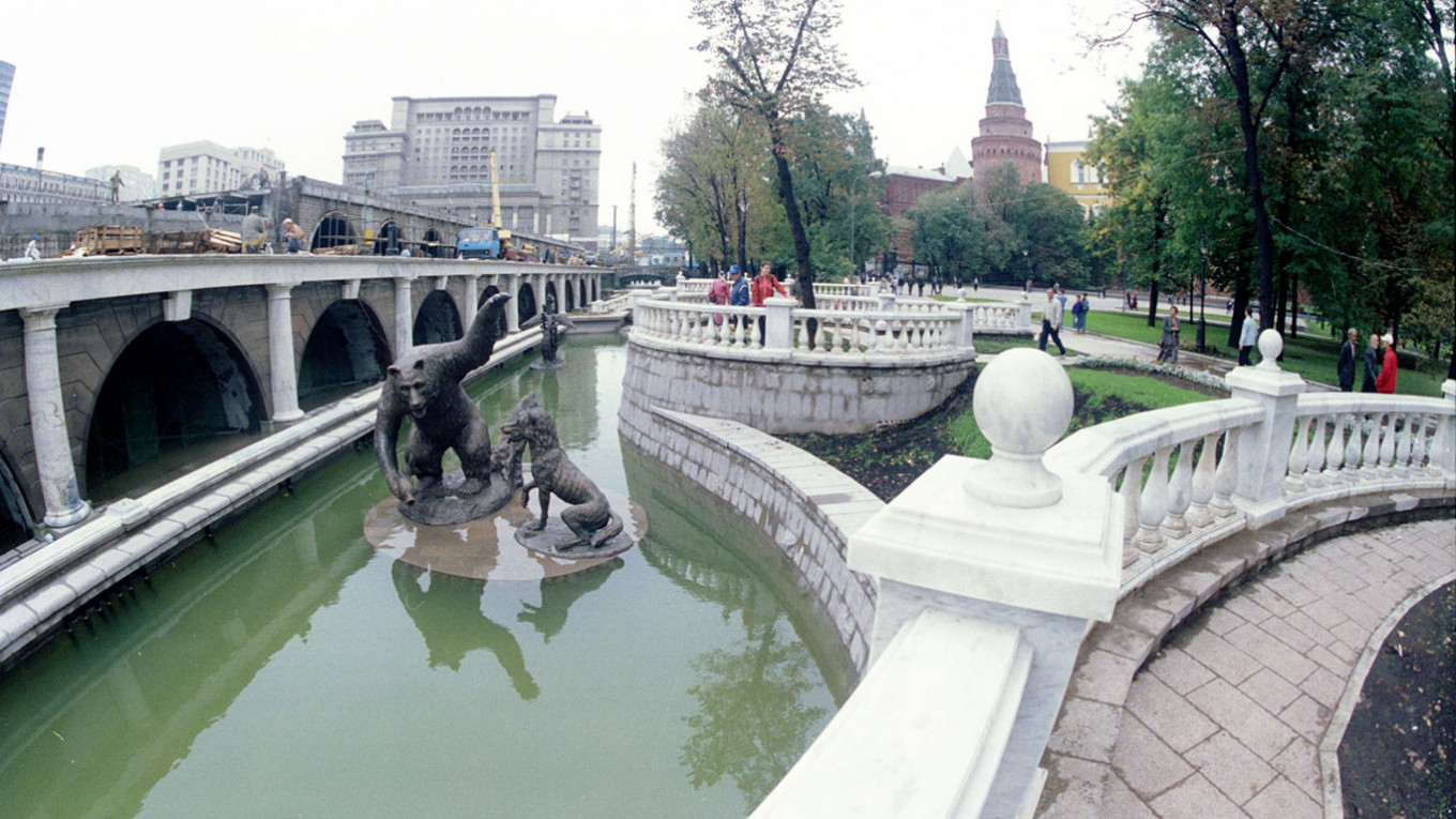 Фонтан «Река Неглинная» в Александровском саду