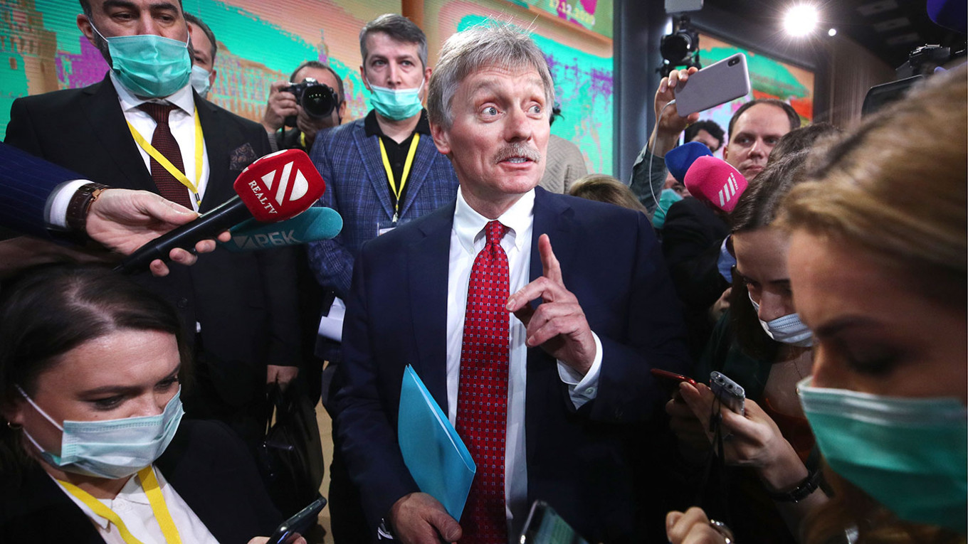 Дмитрий Песков (в центре)